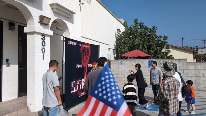 由南加州大学毕业生王涵担任导演，中国民主党洛杉矶执行长王中伟担任主演并负责财务、道具的中文电影《皇帝除三害》，于9月28日上午在南加州大洛杉矶台湾会馆举行了首映仪式