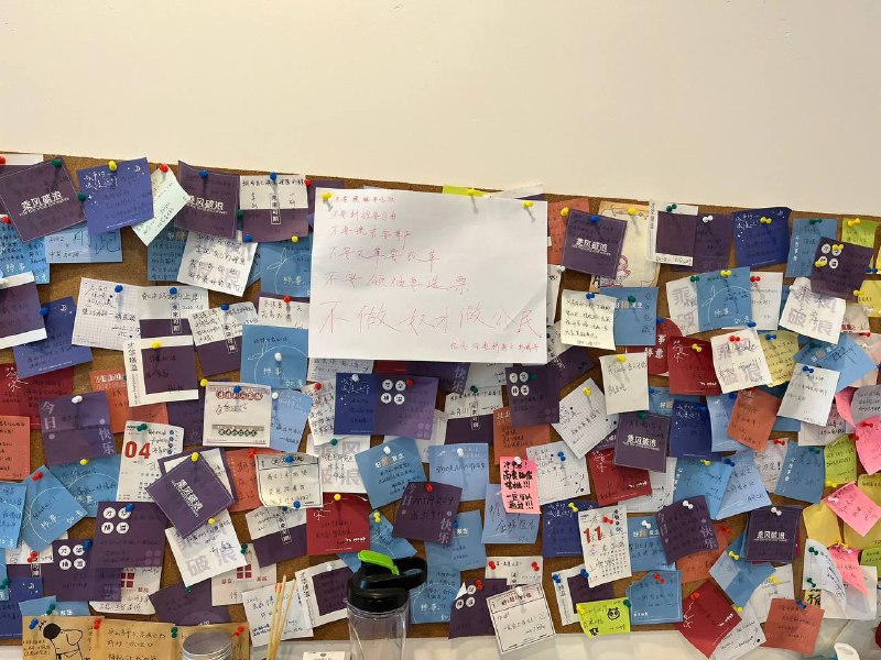 江苏一名大学生在自习室布告栏贴了彭载舟六大诉求，被其他学生举报