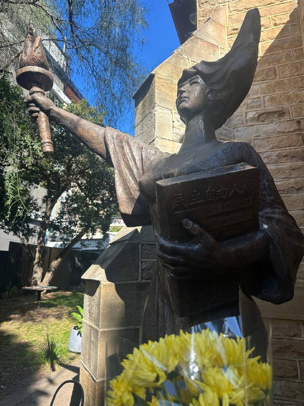 打卡澳洲悉尼的Ashfield教堂，室外的民主女神像——悉尼维尼摄