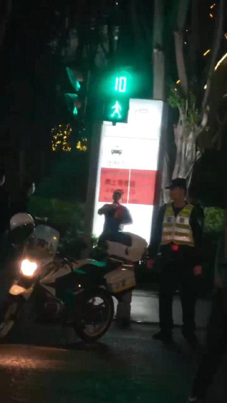 12月10日下午6点广州天河南路地铁B出口，有人手持西瓜刀满身是血，被警察围困在十字路口草丛，持刀者举刀指向自己，警察不敢靠近