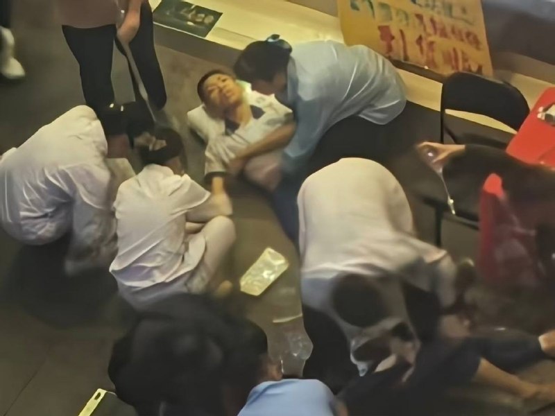 12月19日下午6点，广州市越秀区第16中学门口，有人持刀追砍多名学生，至少人2人受伤，1人倒地不起