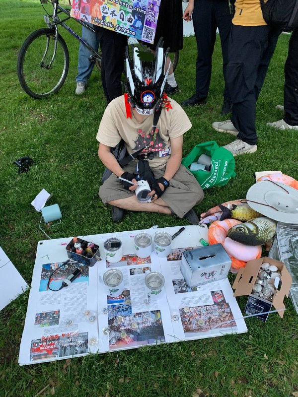 多伦多大学内的64纪念活动，我们在这个展位义卖指甲油涂的坦克人杯子，所有收入都会捐掉，方脸也在帮忙上色，今年反响很好卖出了一大半，欢迎明年继续光顾👀众筹反共，冲鸭👤 来自