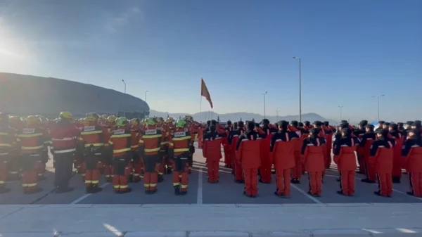 香港搜救隊10日抵達土耳其後沒有馬上投入救援，而是先和中國隊舉行升旗儀式有網民表示，消防處臉書帖文稱，救援隊伍在9日就已抵達土耳其阿達納機場