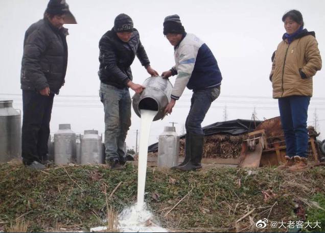 习近平领导下的社会主义中国，怎么能允许这种违背核心价值观的倒牛奶行为呢？建议严惩！By