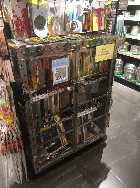 深圳华润万家，上个月开始刀具柜台全部上锁，需登记个人信息后找工作人员开锁选取