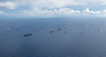 最新卫星图像显示美空军E-8C战场指挥机来了，US Navy美国海军部长也抵达了夏威夷，卫星捕获美海军里根号航母编队还在南海By