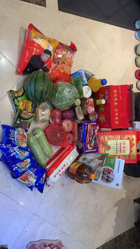 上海家庭，菲佣收到菲政府发的物资#我和我的祖國 By