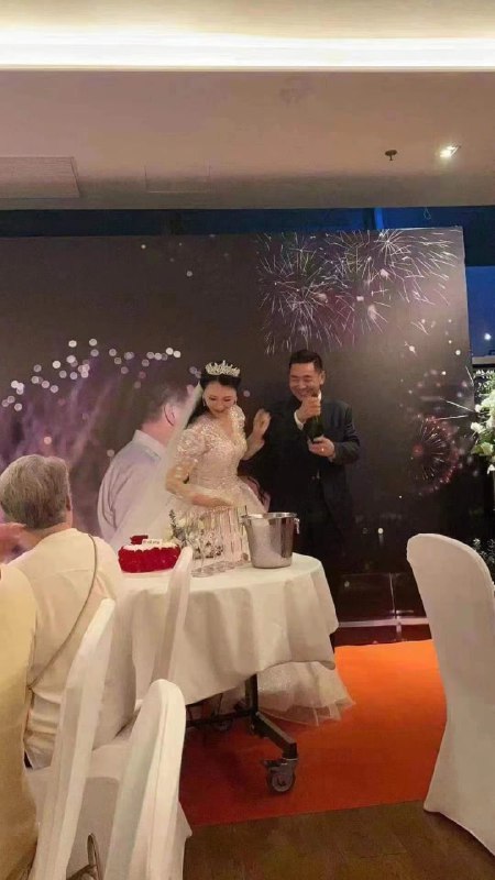 左边是辟谣、 右边是婚纱照 婚礼投稿By