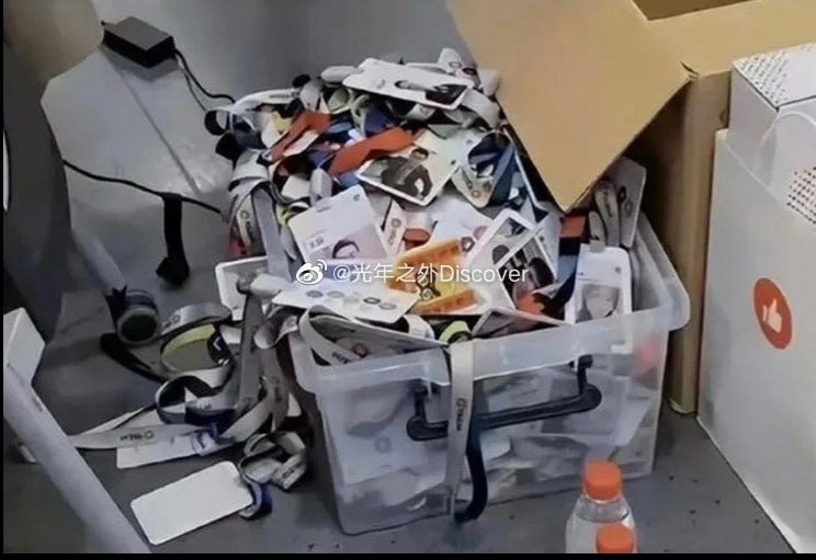 拼多多大裁员，图1为生鲜部总经理被裁，图2为员工滚蛋背景