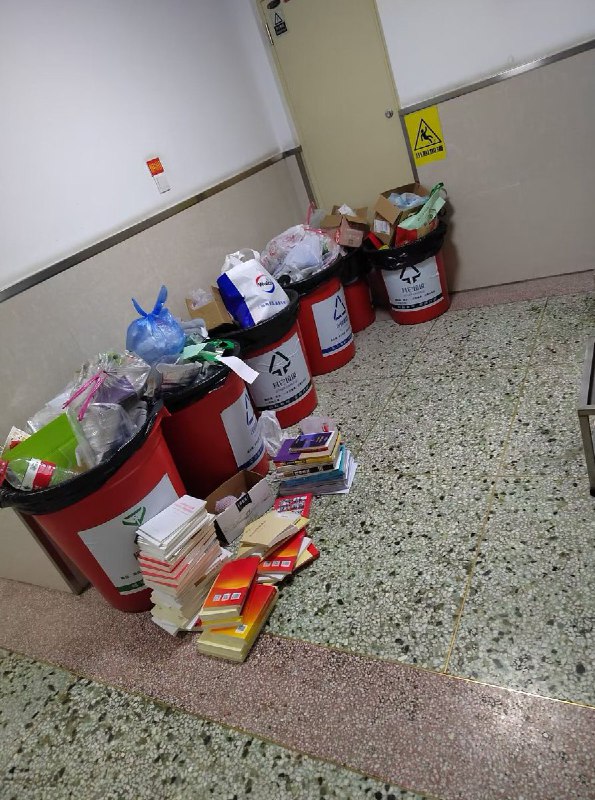 1月4日，哈尔滨工程大学组织公益赠书活动派发习近平著作，最后这些书因没人要被丢在垃圾桶旁边