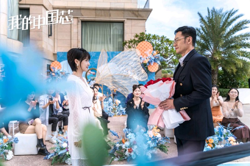 海报里的细颈瓶和中国特色炼芯术我的中国芯海报里的细颈瓶和中国特色炼芯术我的中国芯