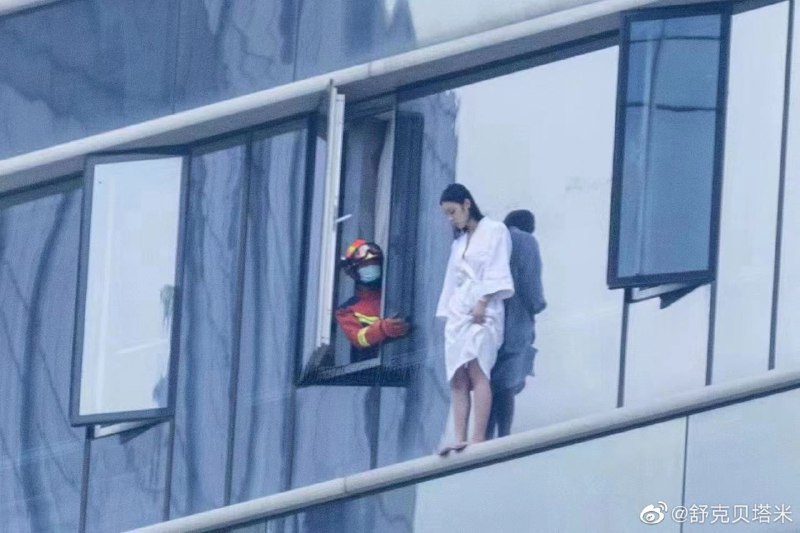 老外跳楼还是 老外的女同恋女朋友 跳楼？老外跳楼还是 老外的女同恋女朋友 跳楼？