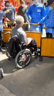 别戴个墨镜开个轮椅就以为自己是老干部，这就给你封咯#铁拳说来就来 投稿By