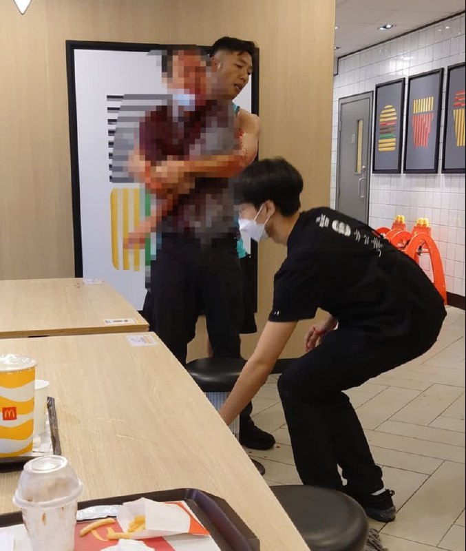 香港一快餐店发生持刀伤人案香港一快餐店发生持刀伤人案
