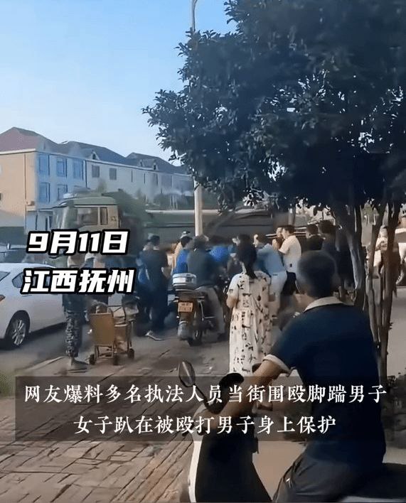 11日有网友曝料称，在江西省抚州市东乡区一家特色粉店门前，多名身穿城管制服的人员，对倒地的两名店主进行围殴