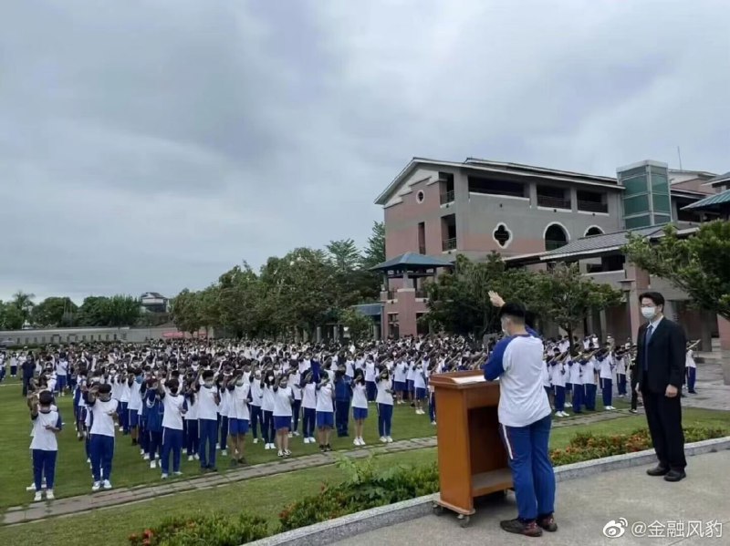 中国学生在训话的时候 集体做纳粹礼Chinese students collectively perform Nazi salutes during their lectures中国学生在训话的时候 集体做纳粹礼Chinese students collectively perform Nazi salutes during their lectures