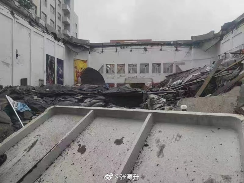 豆腐渣工程.... 齐齐哈尔一中学体育馆楼顶坍塌,10名以上女排学生被困#中国为什么这么安全豆腐渣工程.... 齐齐哈尔一中学体育馆楼顶坍塌,10名以上女排学生被困#中国为什么这么安全