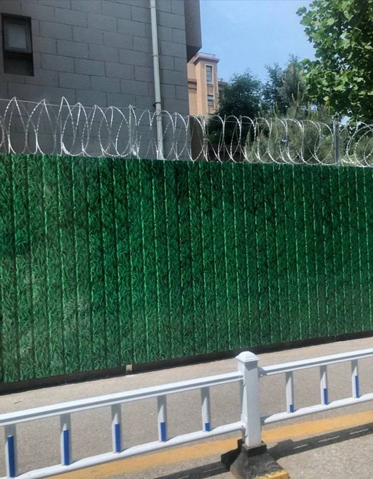 北京丰台区市民受境外势力蛊惑，妄图恶意传播病毒，当局决定善意安装铁丝网，为保一方太平投稿By