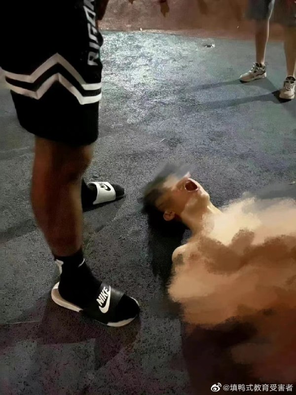 抽象支那人 聚众喝尿抽象支那人 聚众喝尿