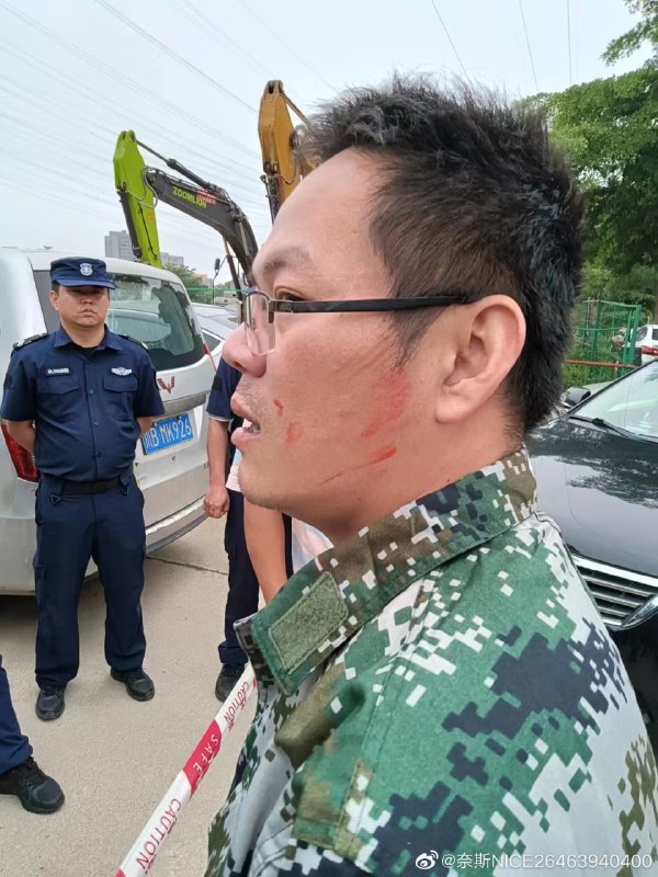 #墙国粉红现世报 老腊肉你以为穿个这种衣服，我们就不敢搞你？#墙国粉红现世报 老腊肉你以为穿个这种衣服，我们就不敢搞你？