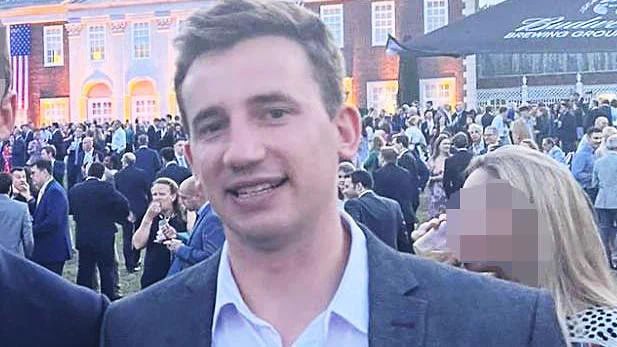 被认定为中国服务的英国间谍，是28岁的Chris Cash，是保守党中国研究小组的研究负责人