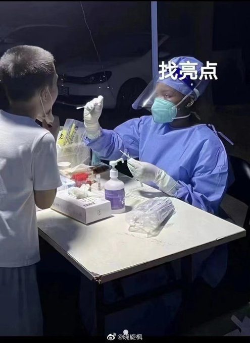 又一个黑人小姐姐帮助小黄人做核酸By