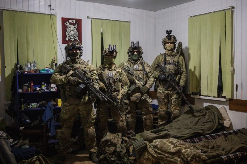 乌克兰第 8 特种作战团士兵在战斗中缴获的朝鲜军事战利品其中包括