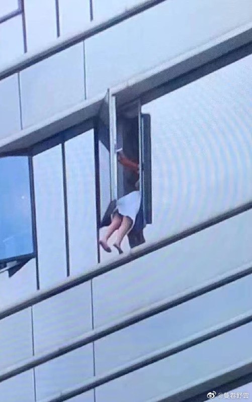 老外跳楼还是 老外的女同恋女朋友 跳楼？老外跳楼还是 老外的女同恋女朋友 跳楼？