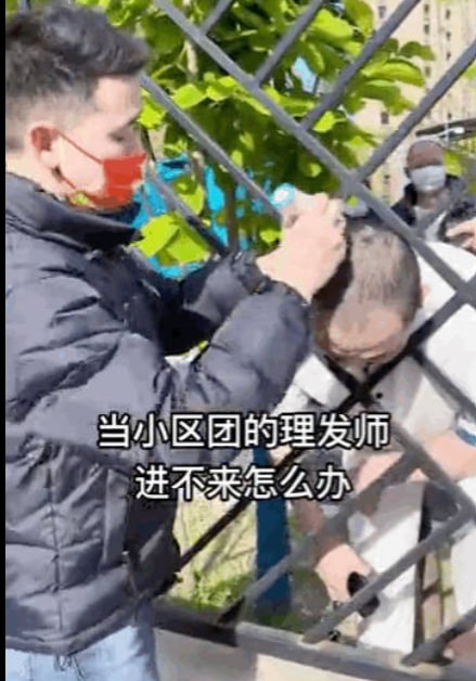 有许多人剪头发，有许多人泡脚，没有人思考这还封什么城