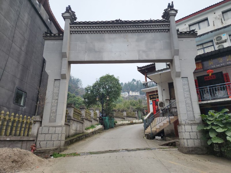 湖北宜昌石牌村入口门楼上的青天白日徽被拆除