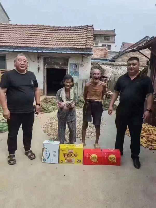 伟大的中国人民（左二左三）和他们的人民公仆（左一左四）