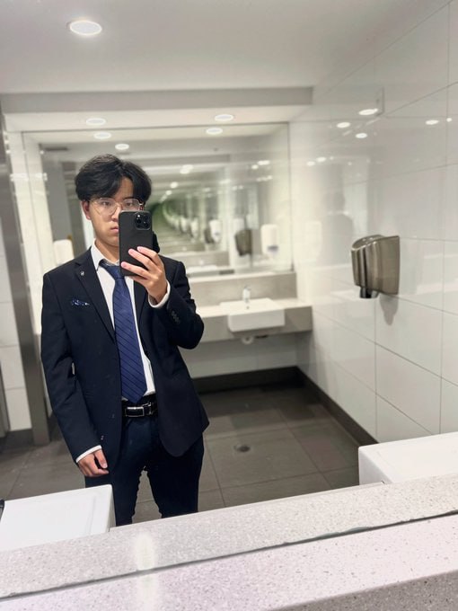 原中央财经大学大一学生，因参加白纸革命与烟花革命被拘捕，现在流亡 亲共的新西兰，家人已经被迫害