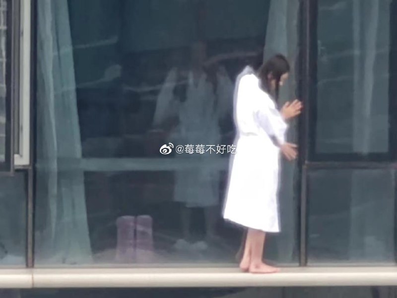 老外跳楼还是 老外的女同恋女朋友 跳楼？老外跳楼还是 老外的女同恋女朋友 跳楼？