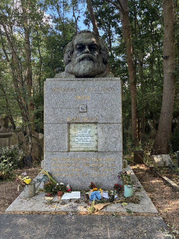 有人在 马克思 的 墓地 留下了一个Labubu 拉布布 😁🕶️ 匿名投稿有人在 马克思 的 墓地 留下了一个Labubu 拉布布 😁🕶️ 匿名投稿