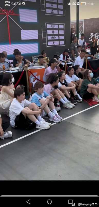 和教育有关系，一场大学篮球赛，两拨人都支持的是中国的队伍，中国人蹲地上玩手机 无精打采 ，老外不管进不进球都热情昂扬和教育有关系，一场大学篮球赛，两拨人都支持的是中国的队伍，中国人蹲地上玩手机 无精打采 ，老外不管进不进球都热情昂扬