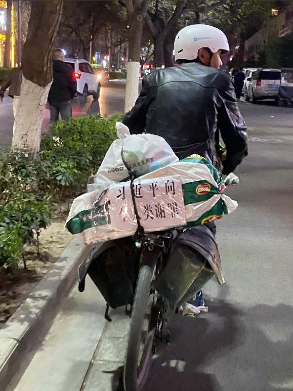 今晚，西安街头一摩托车骑手打出白底黑字标语要求习近平“向全人类谢罪”via Twitter @李老师不是你老师投稿By