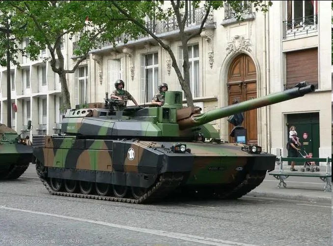 据悉法国政府已派装甲车上街据悉法国政府已派装甲车上街