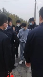 年轻爸爸手持菜刀冲卡