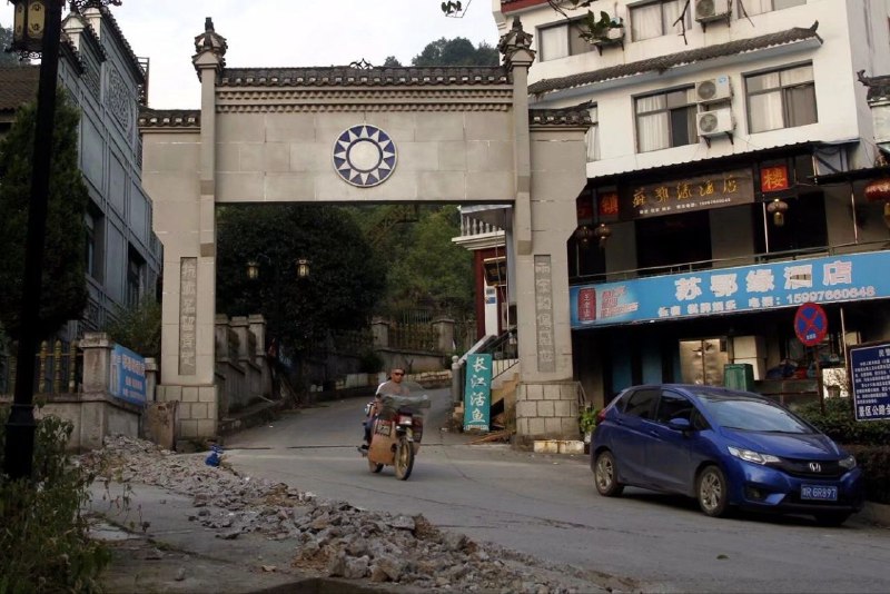 湖北宜昌石牌村入口门楼上的青天白日徽被拆除