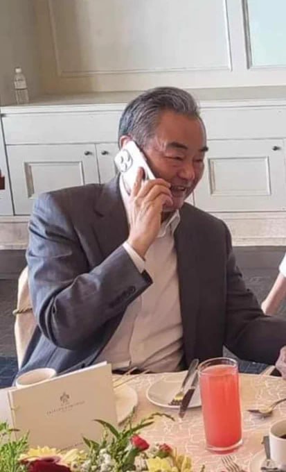 玉杯饮尽千家血，银烛烧残百姓膏