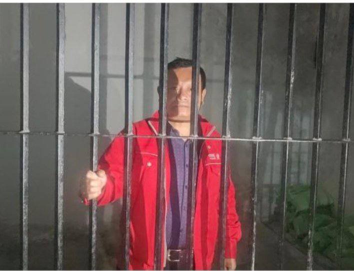 快干活！不许祷告！中国葛洲坝集团在巴基斯坦开伯尔-普赫图赫瓦省的达苏水电工程，周六,中国籍重型运输车主管田先生和巴基斯坦籍雇员,因其斋月期间在工地集体做午后祷告工作进度缓慢引发激烈争执，田先生发表侮辱性言论并做了贬低真主和穆斯林先知的手势激怒了当地员工,消息扩散后,周日,巴基斯坦劳工涌入中国公司驻地抗议…愤怒的当地人封锁了连接巴基斯坦和中国的喀喇昆仑公路进行示威