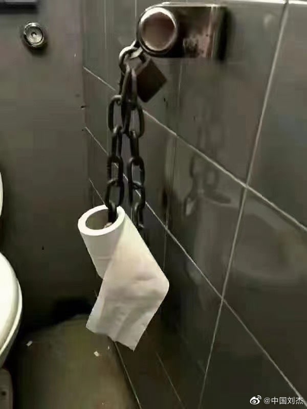 为了避免善良的中国人偷纸，厕纸上锁了By