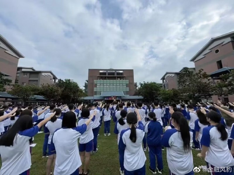 中国学生在训话的时候 集体做纳粹礼Chinese students collectively perform Nazi salutes during their lectures中国学生在训话的时候 集体做纳粹礼Chinese students collectively perform Nazi salutes during their lectures