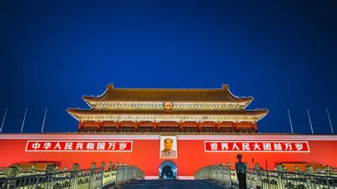 天安门前的“世界人民大团结万岁”不知道被丢到九霄云外去了