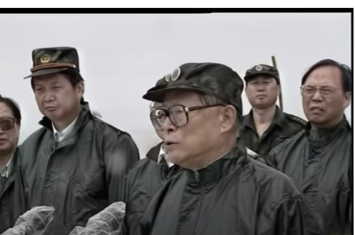 哎，当年江sir连伞都不遮，冒雨演讲（搜素材发现）  现在习包子演都不演哎，当年江sir连伞都不遮，冒雨演讲（搜素材发现）  现在习包子演都不演