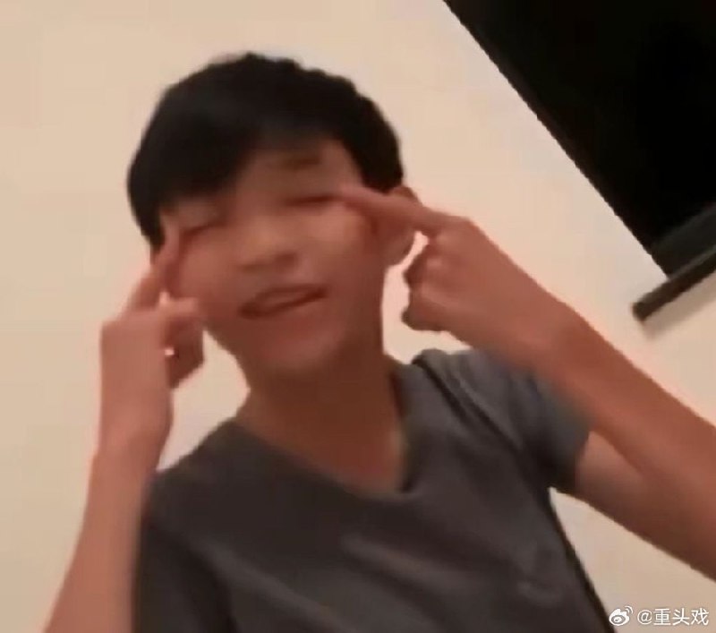 近日，一段张智霖袁咏仪儿子张慕童4年前模仿rap歌手做出“眯眯眼”手势视频被翻出，引热议