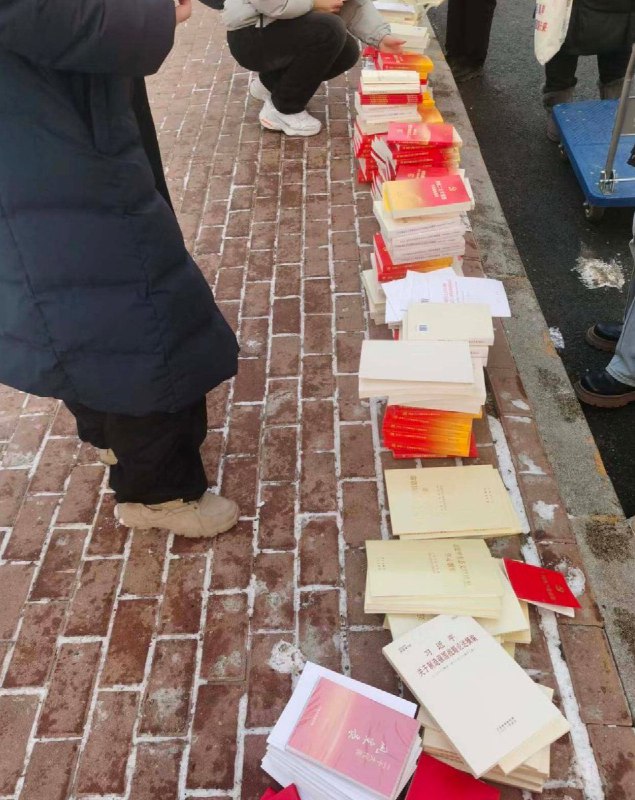1月4日，哈尔滨工程大学组织公益赠书活动派发习近平著作，最后这些书因没人要被丢在垃圾桶旁边