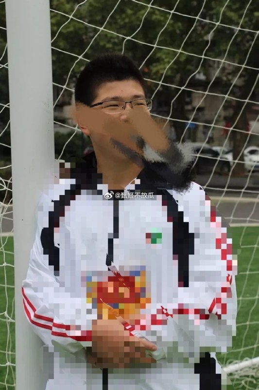 中共国官二代22级肖明瑫（东风董事长肖乐夫的孙子） 在武汉大学图书馆猥亵女生（打飞机） 被曝光，女生因势单力薄 事件搁置三个月并遭受人身威胁