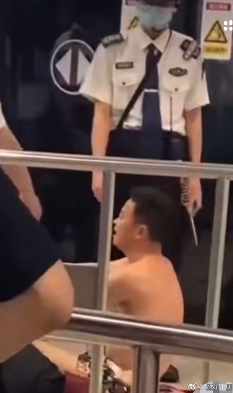南宁地铁，有人就穿个内裤要强奸地铁乘务员南宁地铁，有人就穿个内裤要强奸地铁乘务员