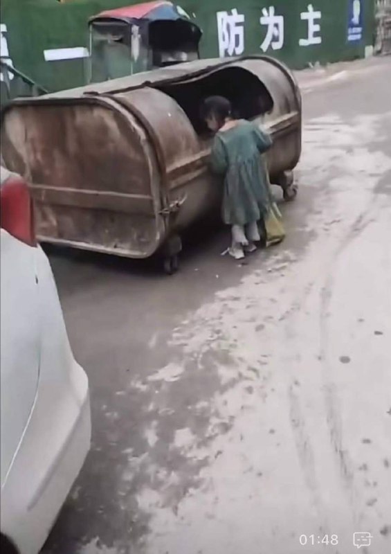 那些为大熊猫哭的梨花带雨的人，有没有为小女孩儿掉一滴眼泪~By